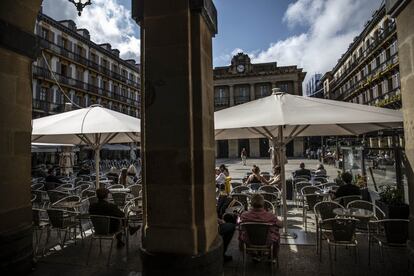 Ambiente en las terrazas en la plaza de la Constitución de San Sebastián.