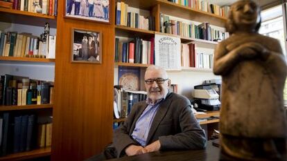 L’orientalista Gregorio del Olmo al seu despatx del seu domicili barceloní.