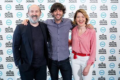 Diego San José (centro) con Javier Cámara y María Pujalte en la presentación del rodaje de 'Vota Juan'.