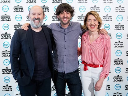 Diego San José (centro) con Javier Cámara y María Pujalte en la presentación del rodaje de 'Vota Juan'.