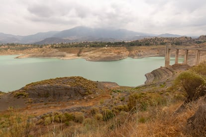 Seis comunidades ya sufren cortes de suministro y hay otras zonas en alerta. El calor, el alza de la demanda y la expansión del regadío agravan la escasez. En la imagen, vista general del pantano de La Viñuela (Málaga) el martes.