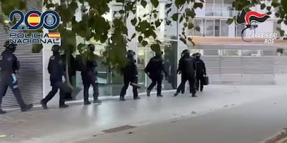 Agentes de la Policía Nacional, el pasado 15 de agosto, durante la detención de tres miembros de la ´Ndrangueta en Ibiza. 