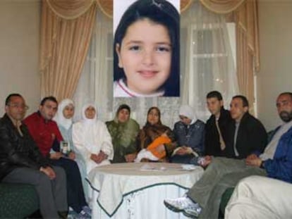 La familia de Sanaa, reunida en la casa de su abuela en Tánger (Marruecos), e imagen de la niña.