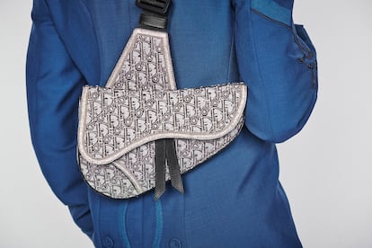 “Creo que son necesarios los desfiles sorprendentes como los de alta costura de Balenciaga o Sacai para Jean Paul Gaultier porque nos devuelven la alegría, que fue lo que hizo Christian Dior en 1946 tras la II Guerra Mundial”, explica Jones.