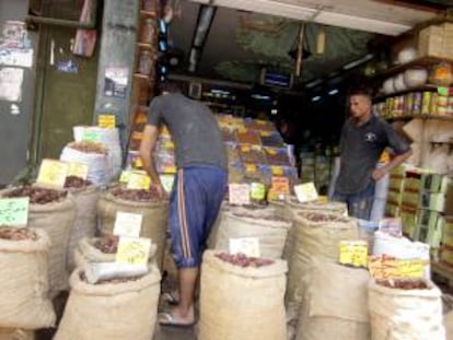 Un puesto de venta de distintas variedades de dátiles en un mercado en El Cairo. EFE/Archivo