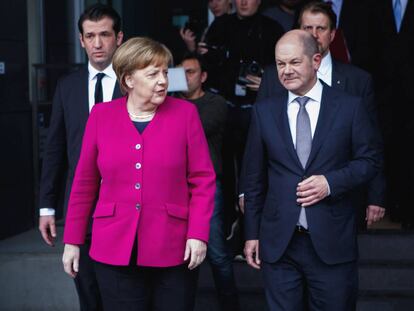 La canciller alemana, Angela Merkel, Angela Merkel, junto a Olaf Scholz, el nuevo ministro de Finanzas alem&aacute;n, el lunes poco antes de firmar el nuevo acuerdo de gran coalici&oacute;n en Berl&iacute;n.  