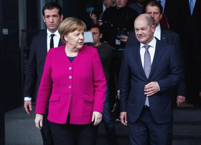 La canciller alemana, Angela Merkel, Angela Merkel, junto a Olaf Scholz, el nuevo ministro de Finanzas alem&aacute;n, el lunes poco antes de firmar el nuevo acuerdo de gran coalici&oacute;n en Berl&iacute;n.  