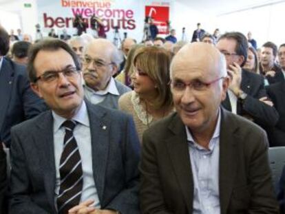 El presidente de la Generalitat y candidato, Artur Mas (i), junto a Josep Antoni Duran Lleida durante un acto en el Moll de Llevant de Barcelona, donde Mas ha presentado hoy su programa electoral.