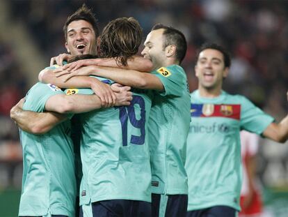 Villa, Maxwell e Iniesta abrazan a Messi tras uno de sus goles.