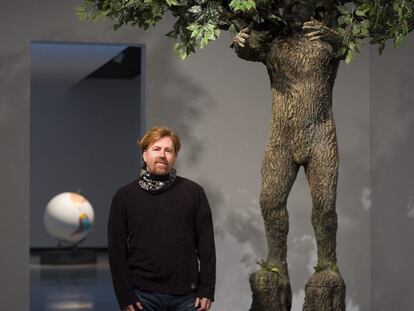 Federico Guzmán posa junto a su obra <i>Hombre=Árbol</i>, en la sala Santa Inés de Sevilla.