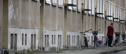 Un hombre camina junto a un edificio prefabricado en Rathenow, al este de Alemania.  