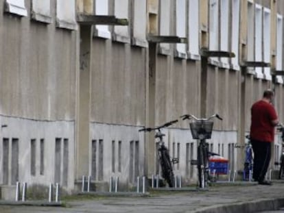 Un hombre camina junto a un edificio prefabricado en Rathenow, al este de Alemania.  