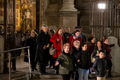 Familiares abandonan el funeral por las víctimas de la dana en Valencia.