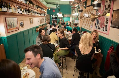 En la Bodega Solera de Barcelona, de los mismos de Bar Mut y Entrepanes Díaz, reina el taburete. Foto proporcionada por el autor.