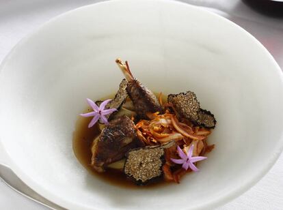 Andrajos de perdiz y níscalos con flores de ajo, del restaurante Canela en Rama, en Linares (Jaén).