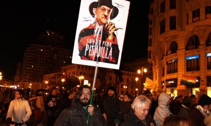 Pancarta de uno de los asistentes a la multitudinaria manifestación de Valencia.