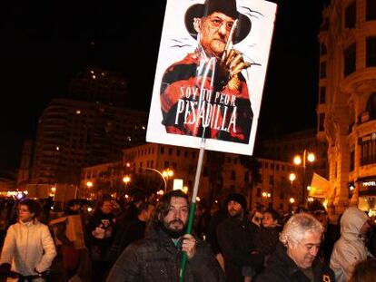 Pancarta de uno de los asistentes a la multitudinaria manifestaci&oacute;n de Valencia.