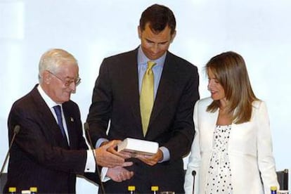 El presidente de la Real Academia Española, Víctor García de la Concha, muestra a los príncipes de Asturias el nuevo diccionario.