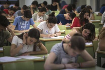 Varios estudiantes durante las pruebas de acceso a la universidad en una de las aulas habilitadas en la Universidad Politécnica de Valencia.