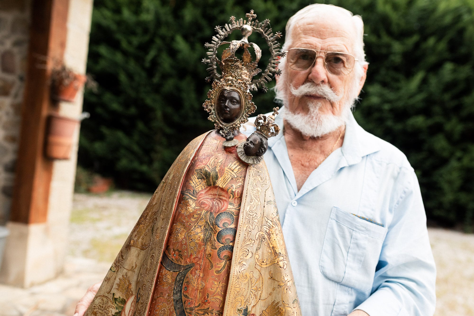 José María de Mazarrasa y De la Torre con la  escultura de la Virgen de la Peña de Francia.