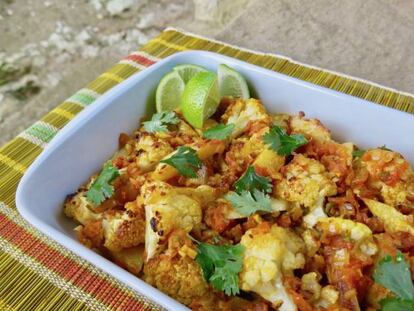 Patatas con coliflor al estilo indio (Aloo gobi)