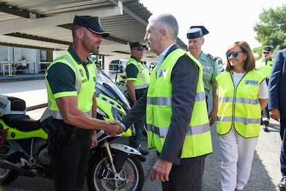 Fernando Grande-Marlaska saluda a un guardia civil durante la presentación de la 'Operación verano 2025' de la DGT, en la carretera M-50, en Madrid.