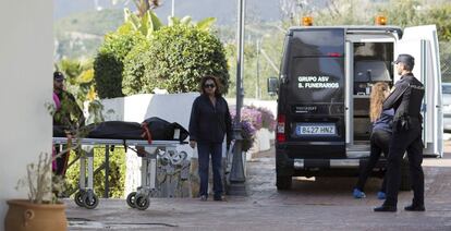 Los servicios funerarios trasladan los cadáveres hallados en Estepona.