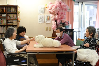 El robot Paro en la residencia de mayores Shintomi, en Tokio.