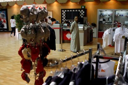 Una tienda de objetos relacionados al Gran Premio de Fórmula 1 en Manama, la capital de Bahréin.