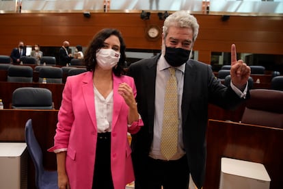 Isabel Díaz Ayuso y Miguel Ángel Rodríguez durante el debate de investidura en junio. 
