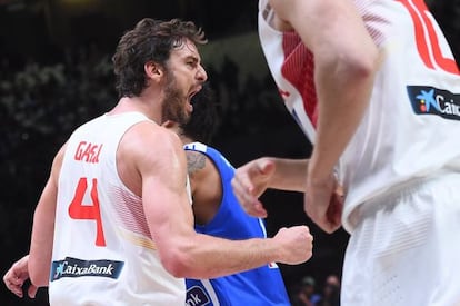 Gasol celebra una canasta ante Grecia