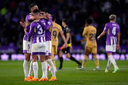 Los jugadores del Valladolid celebran la victoria ante el Barcelona en el partido de la Liga, en el estadio José Zorrilla el pasado martes.