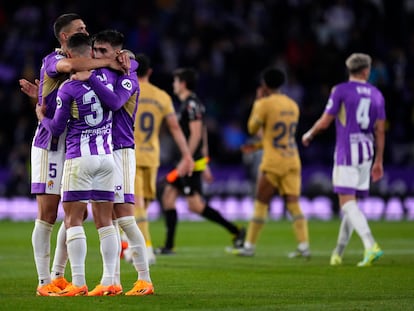 Los jugadores del Valladolid celebran la victoria ante el Barcelona en el partido de la Liga, en el estadio José Zorrilla el pasado martes.