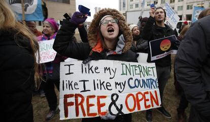 Uma manifestante protesta em frente a Comissão Federal de Comunicações na quarta-feira, dia 13 de dezembro, Washington.