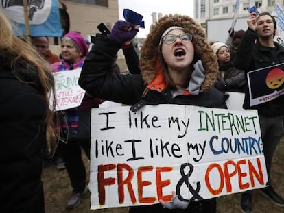 Una manifestante protesta delante de la Comisión Federal de Comunicaciones este mes de diciembre en Washington.