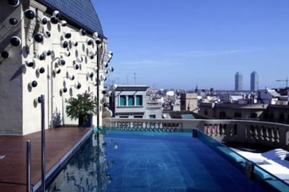 Fachada y piscina de la terraza del OHLA HOTEL de Barcelona.