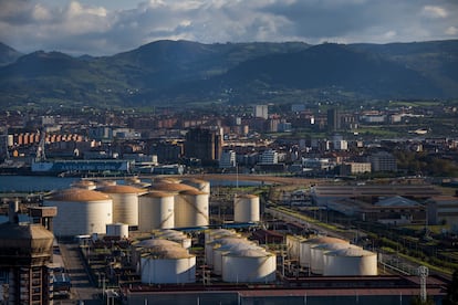 La regasificadora del puerto de Gijón, visible desde la zona oeste de la urbe. 