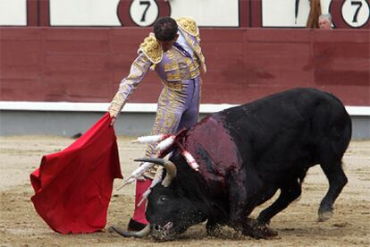 Serafín Marín, en su primer toro.