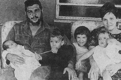 Foto de familia del Che, en marzo de 1965, en Cuba (Oficina de Asuntos Histricos del Consejo de Estado cubano). Reproduccin del libro <i>Che, una vida revolucionaria.</i>