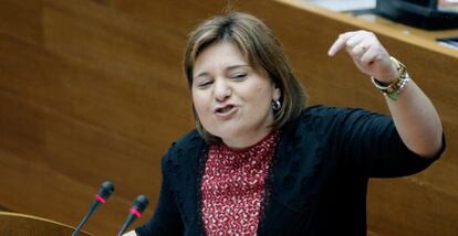 La consejera de Infraestructuras, Isabel Bonig, en un pleno de las Cortes Valencianas.