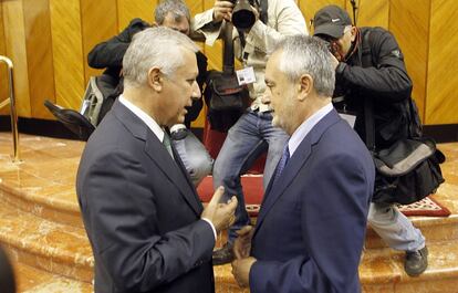 Javier Arenas (PP) charla distendidamente a José Antonio Griñán (PSOE).
