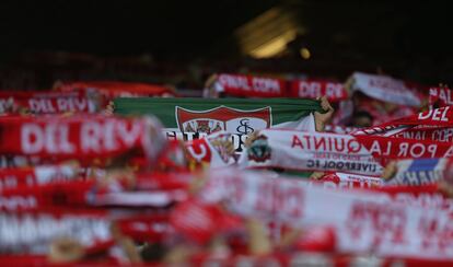 Una bandera de Andalucía con el escudo del Sevilla.