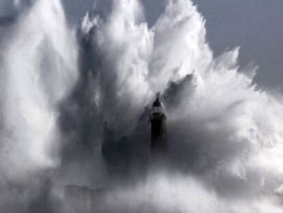 Choque con la costa de una de las olas que sacudieron el Cantábrico el invierno pasado.