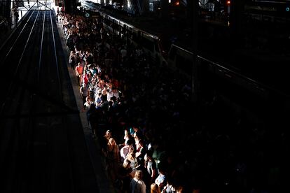 Centenares de viajeros esperan en los andenes de la estación de Atocha la llegada de los trenes de cercanías durante la jornada de huelga.