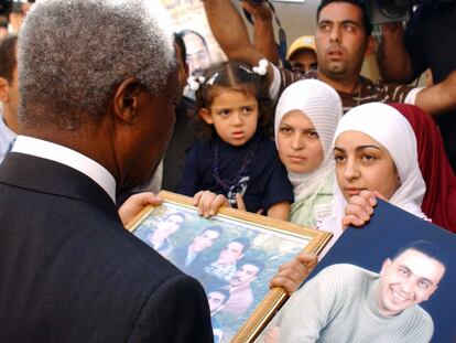 El secretario general de la ONU, Kofi Annan, durante su visita en Ramala a familiares de presos palestinos en Israel, en 2006.