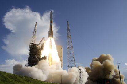 Despegue del cohete 'United Launch Allience Delta IV' desde Cabo Cañaveral. Esta nave transporta un satélite de navegación de las Fuerzas Aéreas de Estados Unidos.