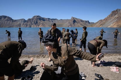 Estudantes norte-coreanos no Lago Chonji, ou 'Lago do Céu', enquanto visitam a cratera do Monte Baekdu. A montanha é a mais alta da cordilheira de Changbai, no norte, e Baekdugaegan, no sul.