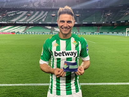 Joaquín posa con el brazalete con el número 461, en una imagen ofrecida por el Betis.