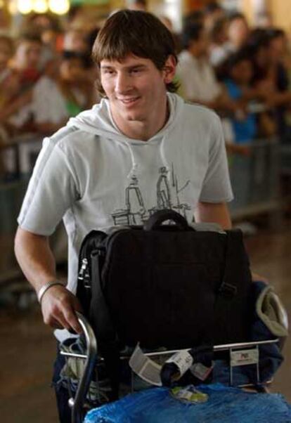 Messi, en el aeropuerto de Barcelona tras ganar el Mundial sub 20.