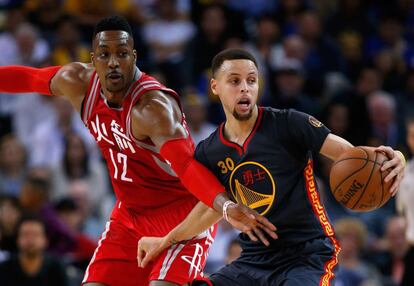 Curry protege la pelota ante Howard